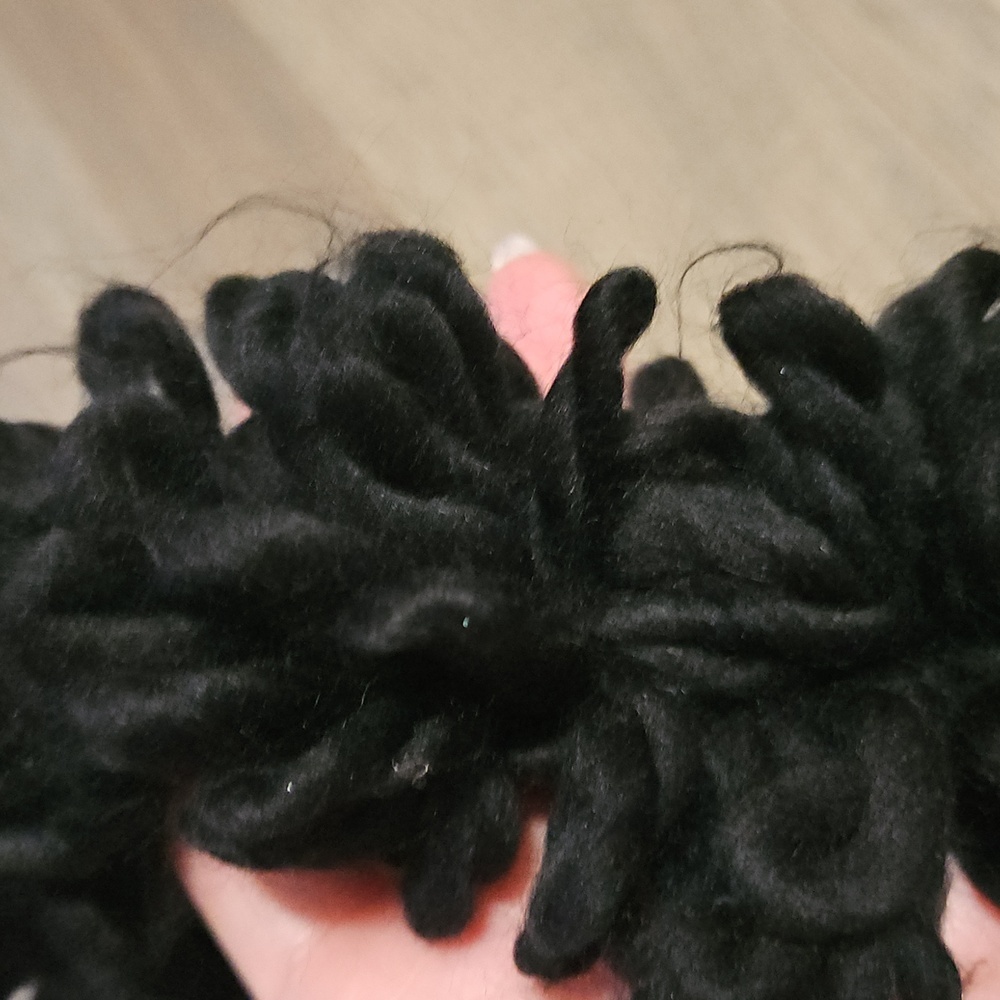 Elegant Black Ruffled Looped Scarf - Picture 3 of 4